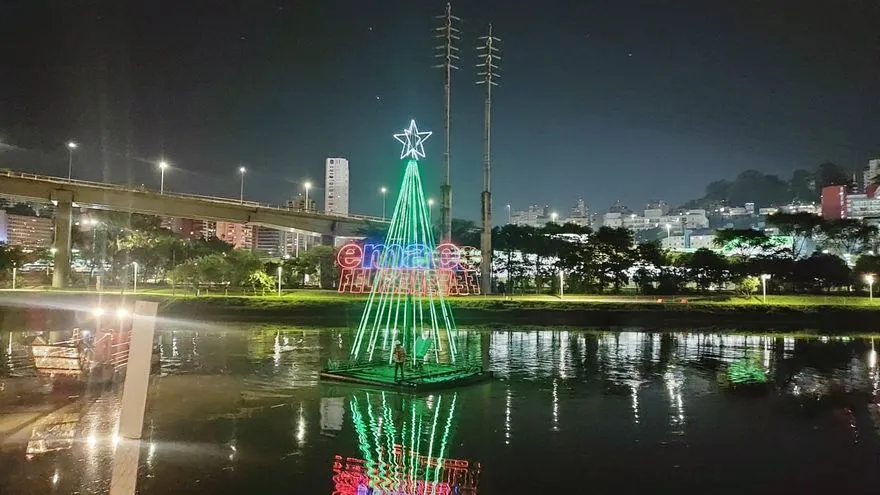 EMAE INAUGURA ÁRVORE DE NATAL COM 13 METROS DE ALTURA PRÓXIMO À PONTE ESTAIADA