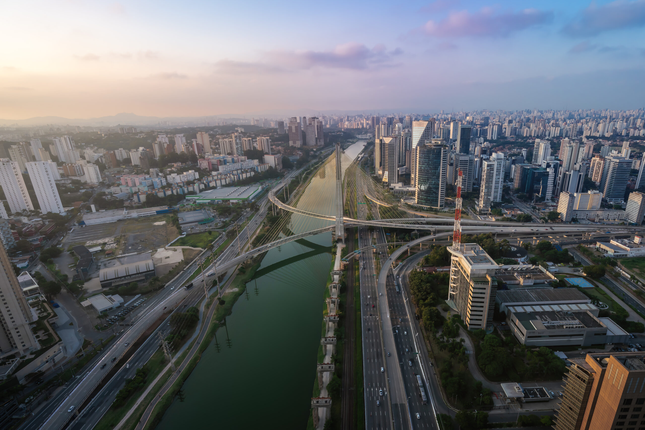 Projeto prevê a revitalização de 24 quilômetros das margens do rio, com melhorias de infraestrutura, segurança e recuperação ambiental